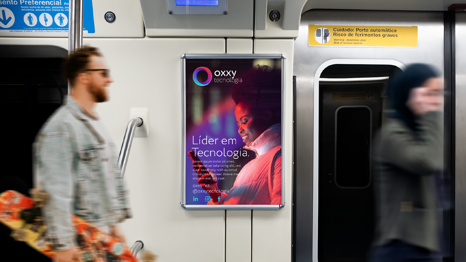 Anúncio da Oxxy em vagão de metrô