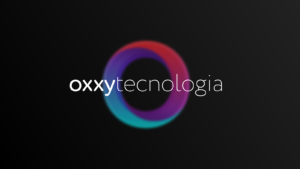 Marca Oxxy Tecnologia em fundo escuro com símbolo em degradê