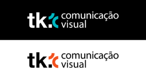 Versões da marca TK Comunicação Visual em fundo preto e branco