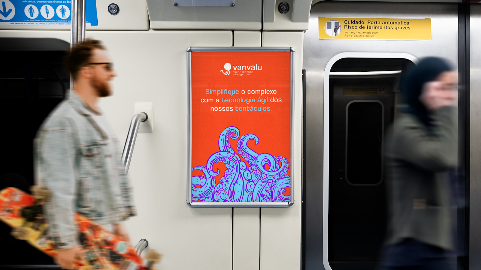 Anúncio da Vanvalu aplicado em vagão de metrô